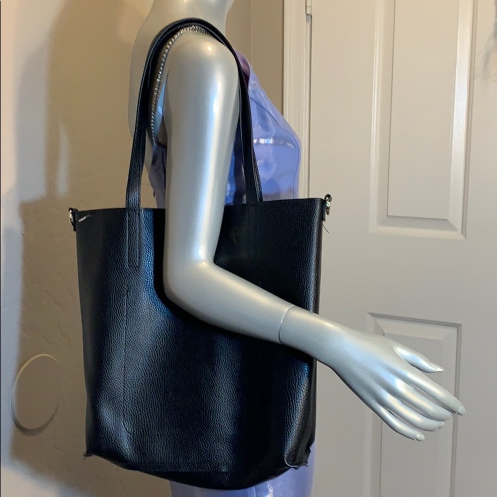 Tote with central magnet button for easy closing - Picture 7 of 8